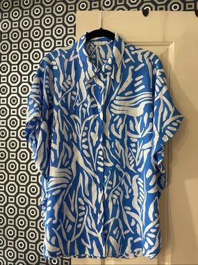 Women’s Blue & White Patterned Short-Sleeve Shirt
